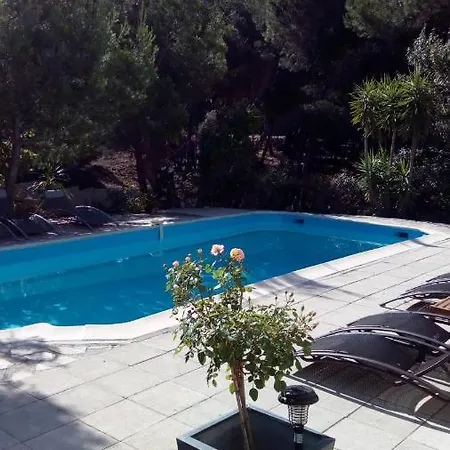 La Petite Maison Dans Les Pins *