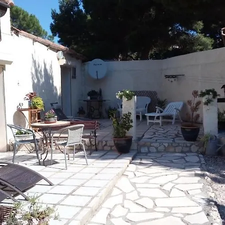 La Petite Maison Dans Les Pins
