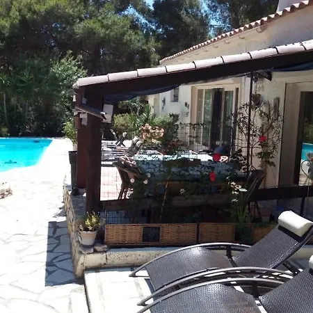 La Petite Maison Dans Les Pins Bed & Breakfast