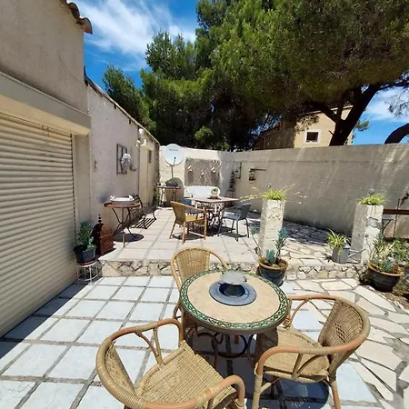 La Petite Maison Dans Les Pins Bed & Breakfast